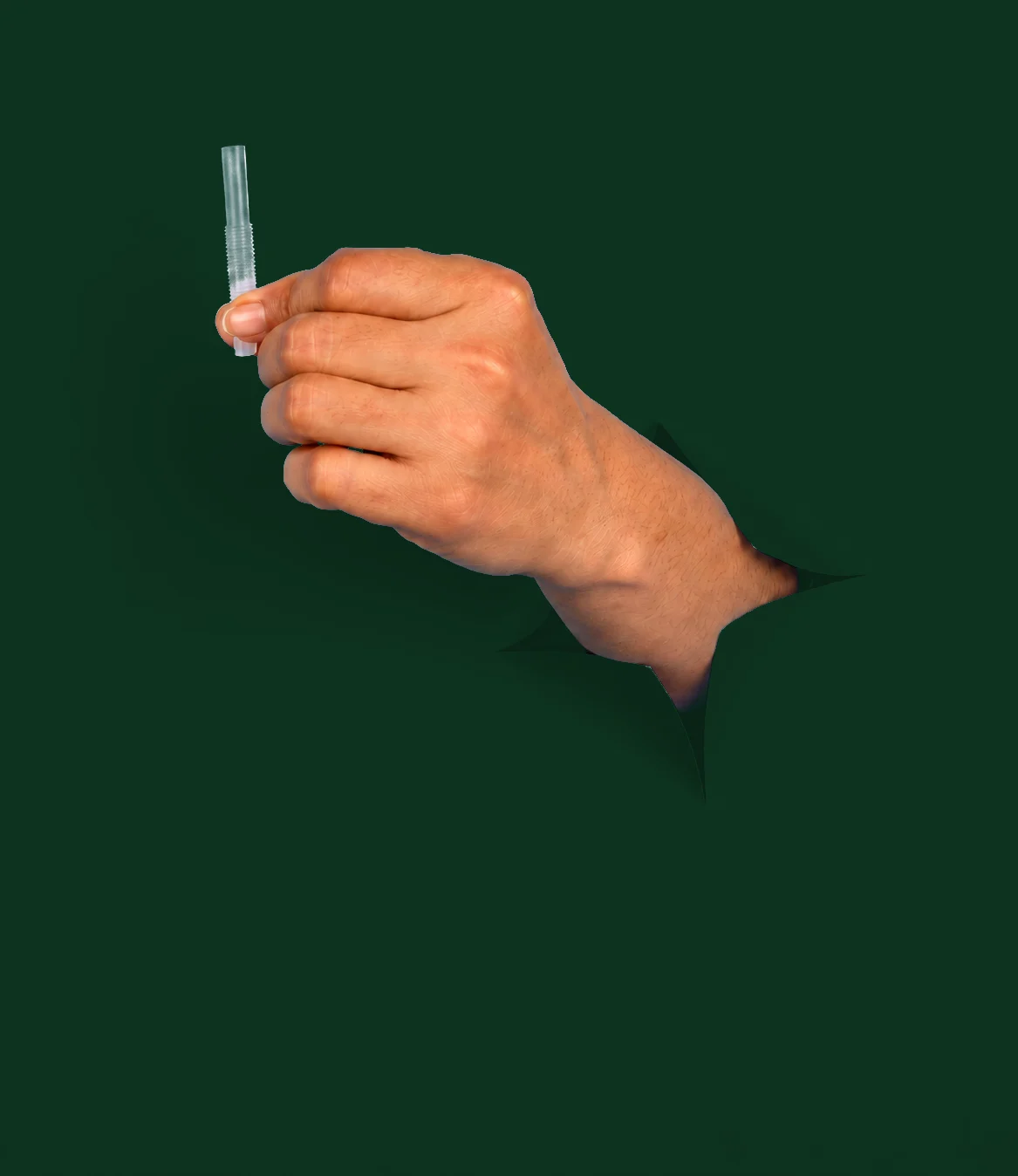 Mano instalando la boquilla enroscable en la gaita