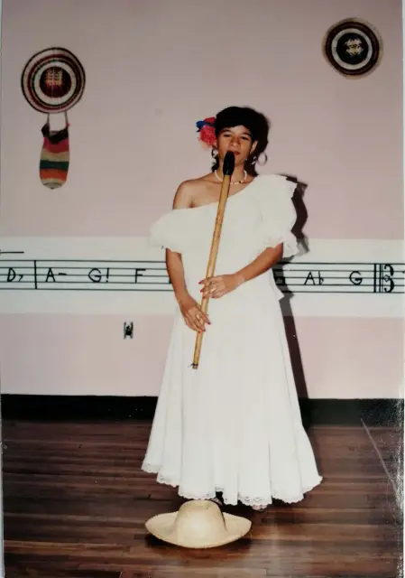 Mayte Montero de joven, con su gaita en el escenario.