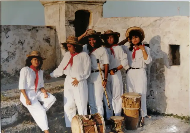 Mayte Montero con el grupo de la Universidad Jorge Tadeo Lozano y otras universidades.