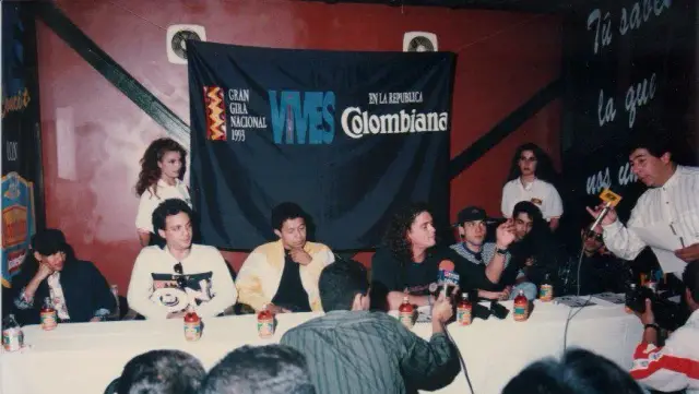 Carlos Vives y La Provincia en una rueda de prensa durante la Gran Gira Nacional de 1993.